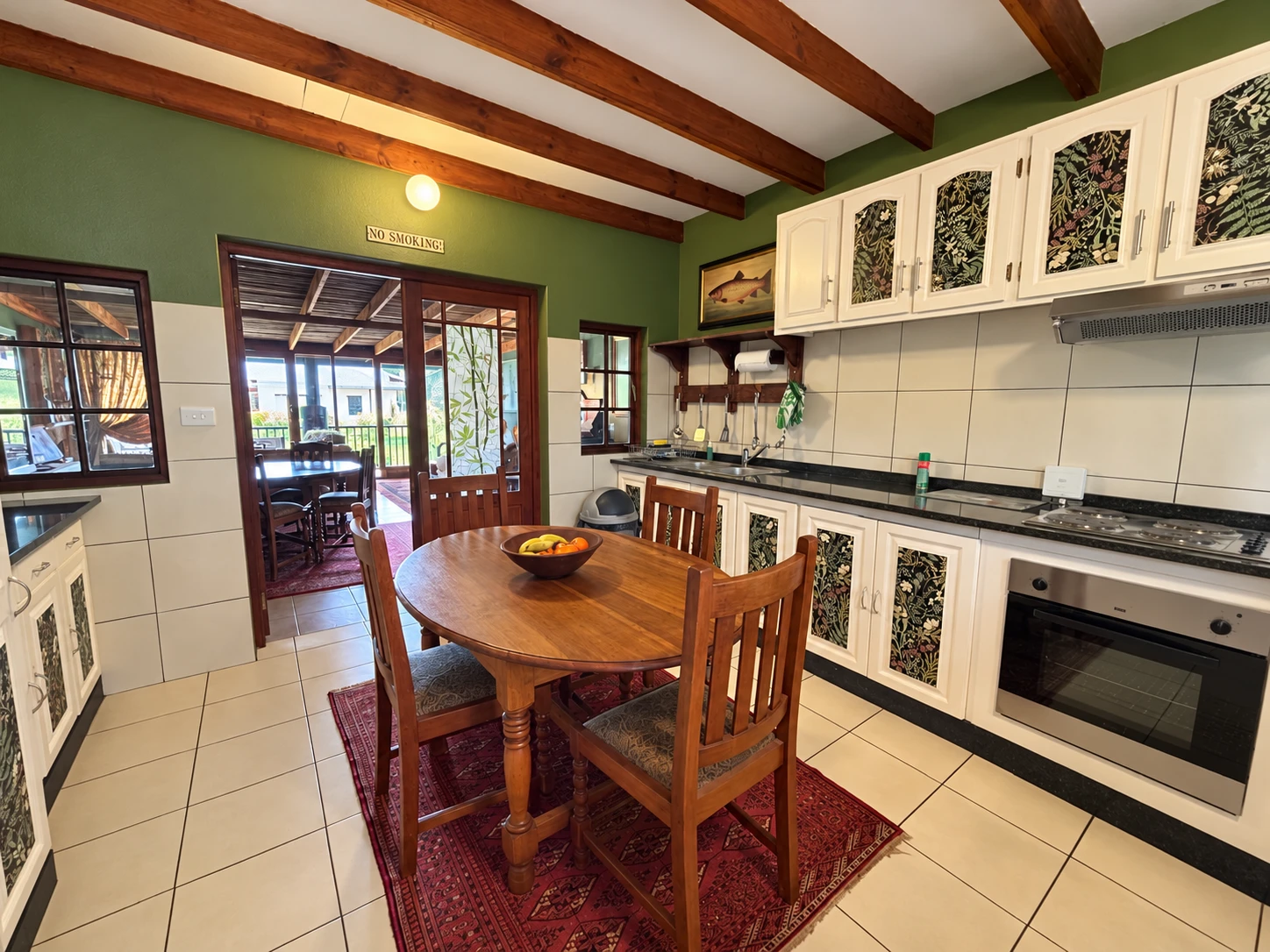 Fully equipped kitchen with stove, oven, sink and a dining table
